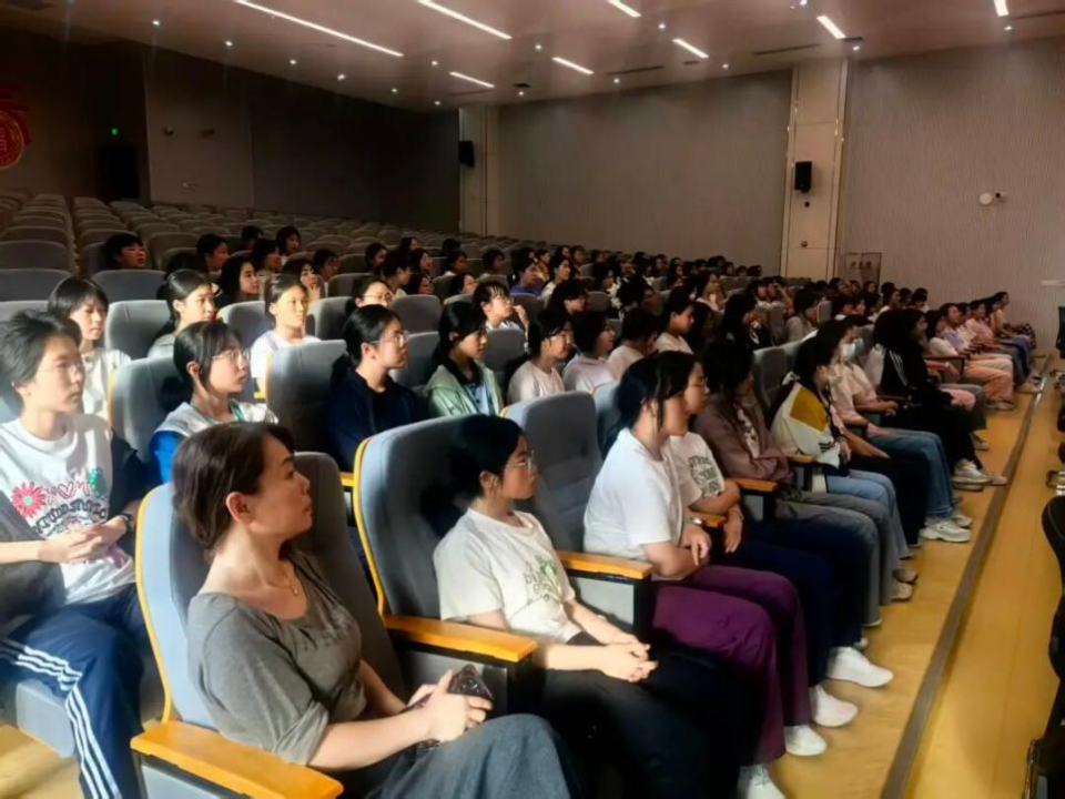 南昌大学二附院工会联合红航学校开展青春期教育专题科普讲座