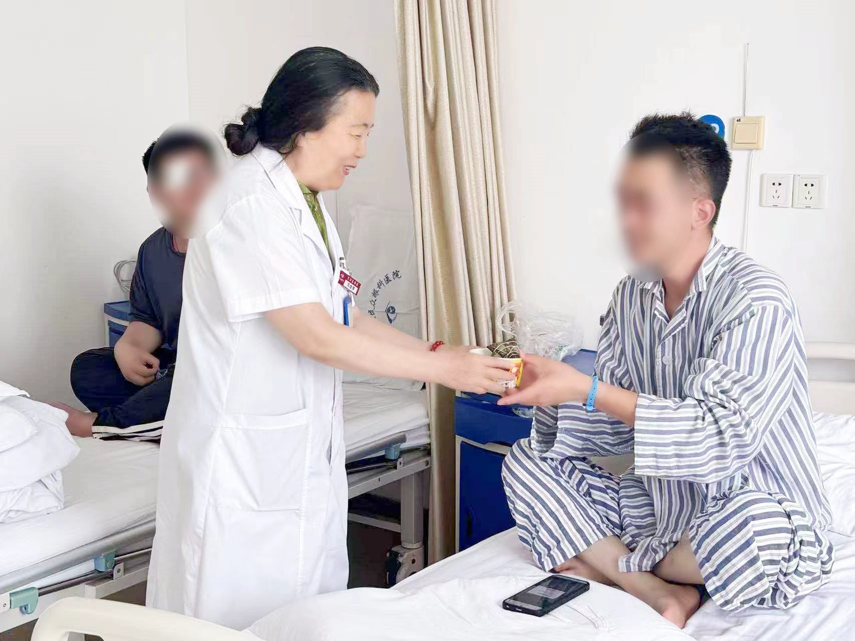 端午粽香暖人心 北京华厦民众眼科医院为住院患者送安康