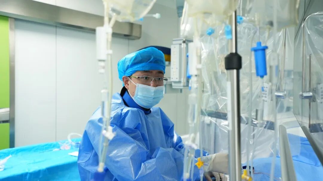 国文医院携手首都医科大学宣武医院李静伟教授开展高难度介入手术成功救治高危复发性脑梗死患者