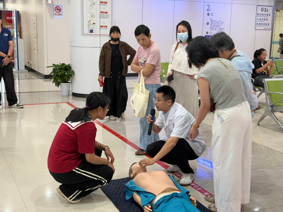 「救在身边」 急救培训基地首课开讲!心肺复苏科普走进南大二附院红角洲院区门诊