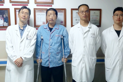 强直性脊柱炎 20 年关节「焊死」 双髋置换助男子重新迈步