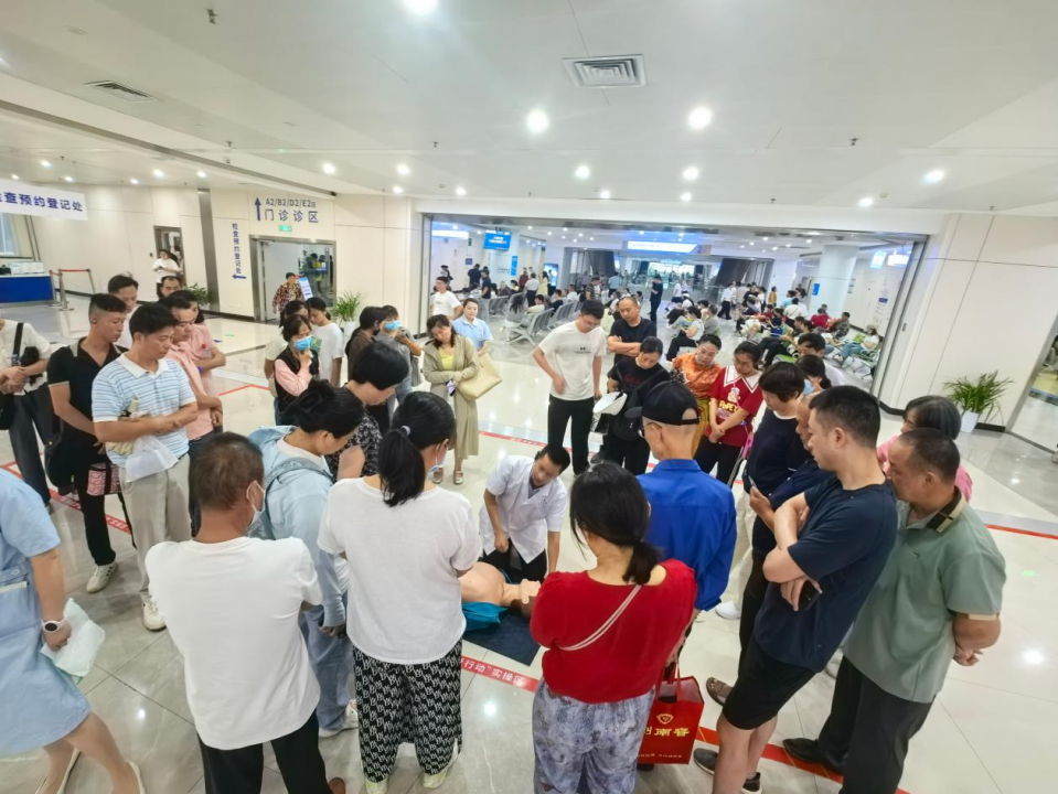 「救在身边」 急救培训基地首课开讲!心肺复苏科普走进南大二附院红角洲院区门诊