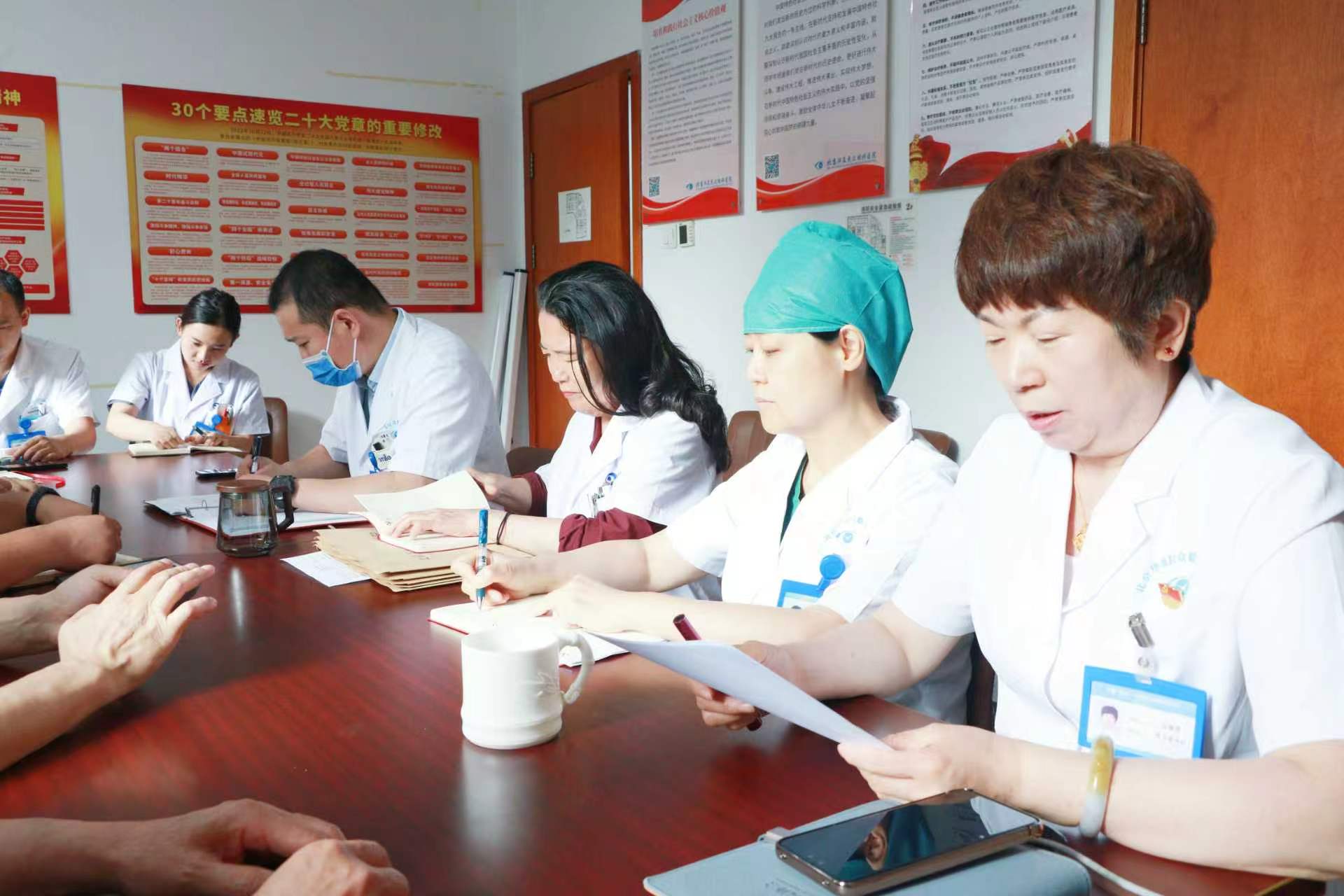 北京华厦民众眼科医院党支部书记侯旭波在华厦眼科庆祝建党 105 周年会议上发言