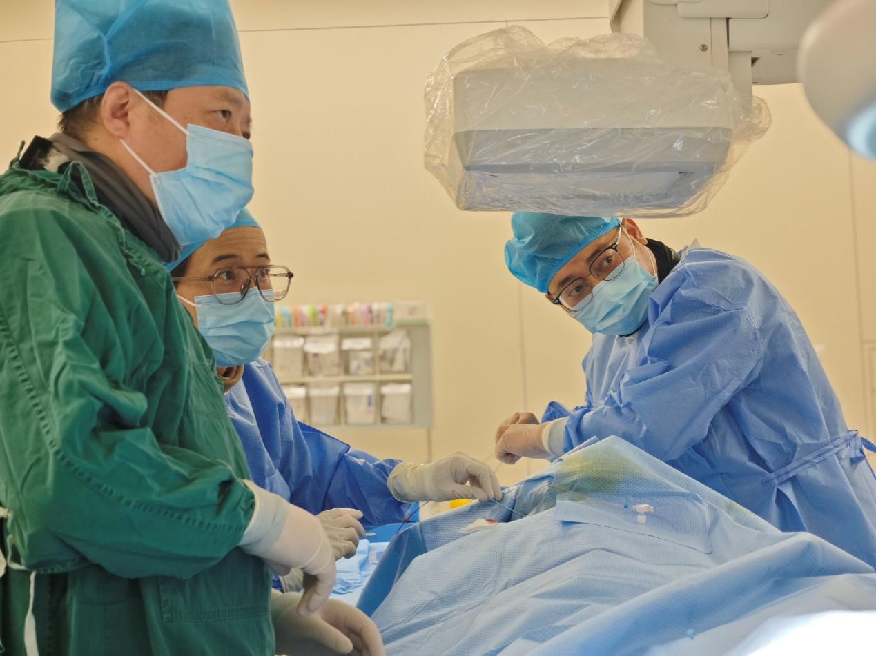 成都京东方医院为 80 岁解剖结构异常老人成功经颈内静脉植入无导线起搏器