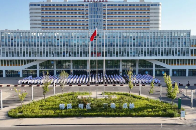 石河子市人民医院举行 2026 年「七一」升国旗仪式，庆祝建党 105 周年