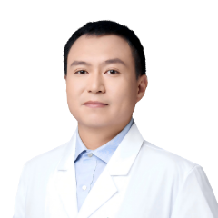 惊险！眼中藏了 40 年的铅笔芯，蚕食视力近乎失明！