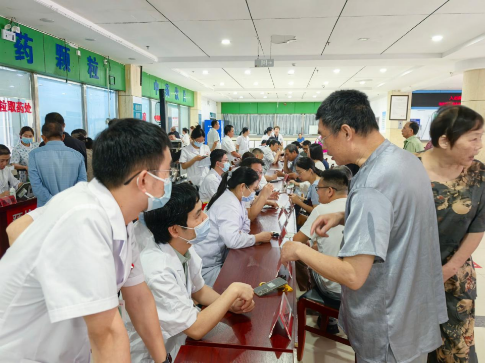 医心向党护鄱湖 百场义诊送健康 南大二附院「百场义诊献礼 100 年二附」第 62 站走进鄱阳县中医院