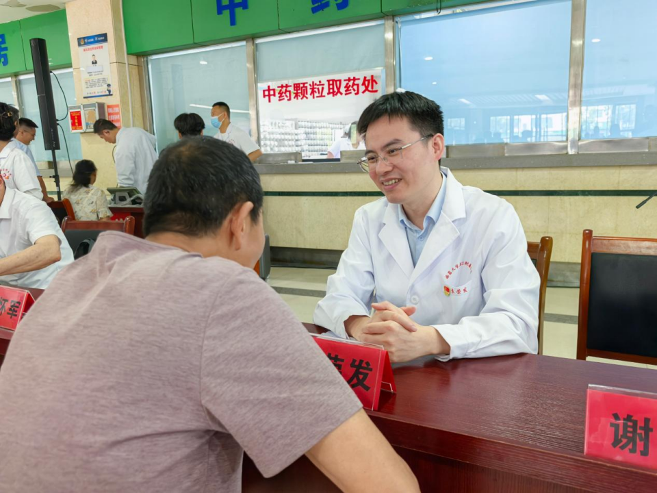 医心向党护鄱湖 百场义诊送健康 南大二附院「百场义诊献礼 100 年二附」第 62 站走进鄱阳县中医院