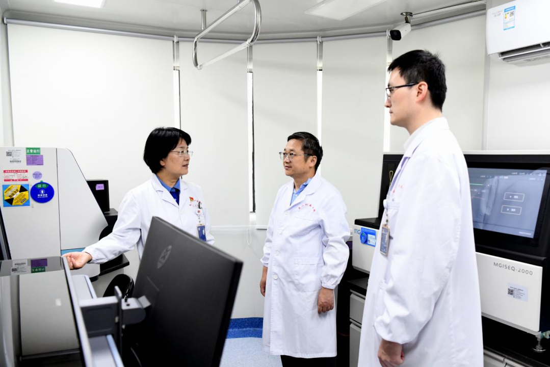 南大二附院党委书记黄孝天深入分子医学江西省重点实验室/医学遗传科走访调研