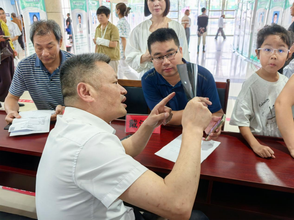 医心向党护鄱湖 百场义诊送健康 南大二附院「百场义诊献礼 100 年二附」第 62 站走进鄱阳县中医院