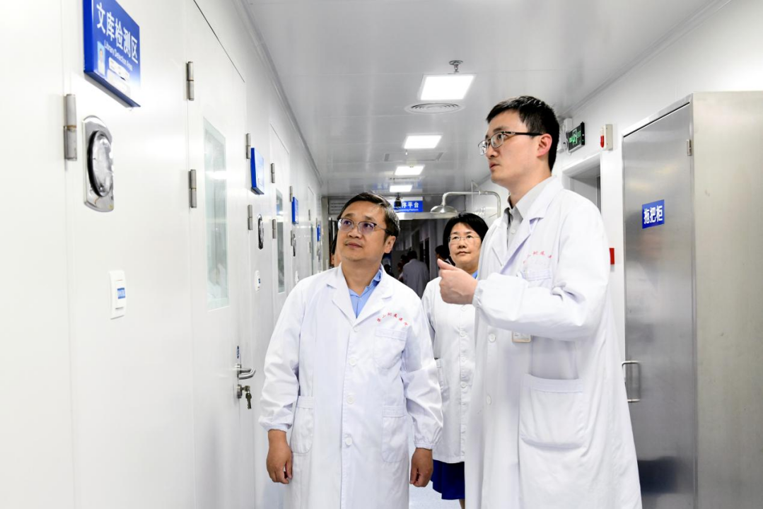 南大二附院党委书记黄孝天深入分子医学江西省重点实验室/医学遗传科走访调研
