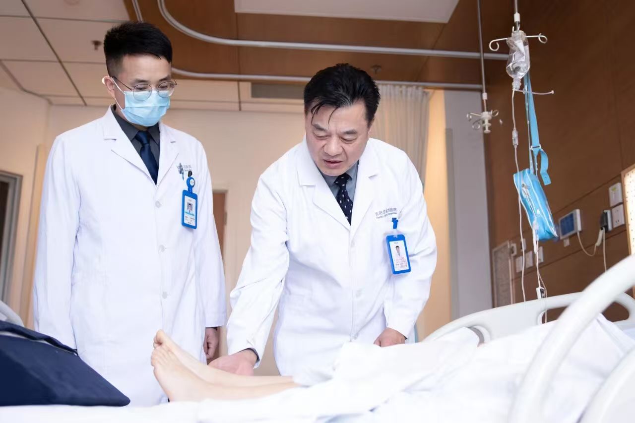 吹空调肩膀痛?骨科主任教你 3 步自救,别等「冻结肩」找上门!