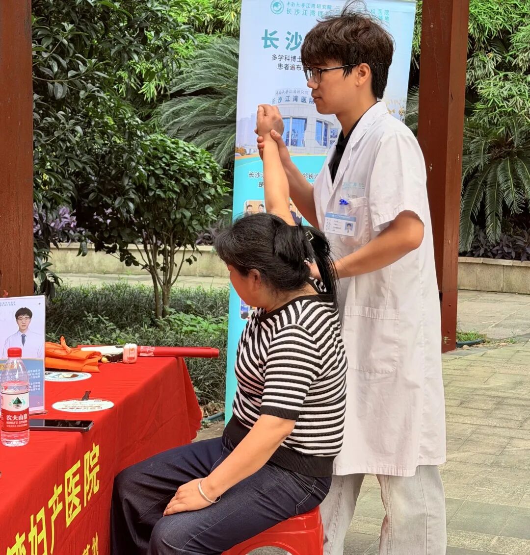 江湾红医公益行,便民义诊进社区