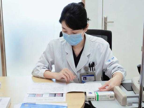 台风阻归程，温情暖山城|台籍游客突发结膜炎，渝州眼科暖心护航