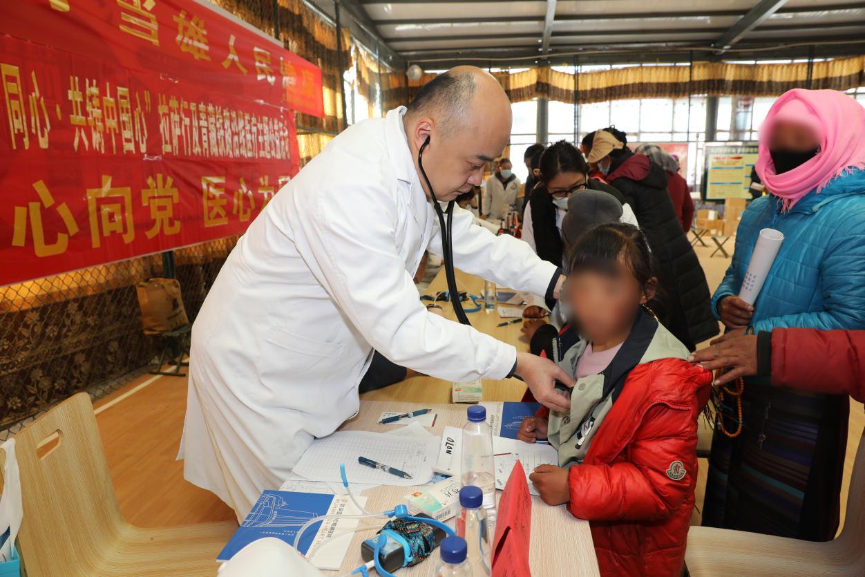 用心守护,千里奔赴!亚心医院专家团进藏开展公益义诊