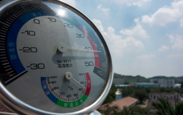 三伏天警惕「沉默中暑」:老人紧闭门窗不开空调,体温飙至 42℃!这些救命法则需牢记