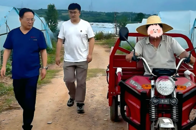 院长随访颈椎术后患者，诊室搬到瓜田边…