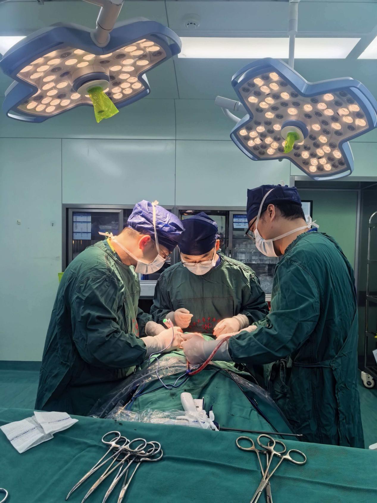 耄耋老人甲状腺巨大肿瘤拖延十余载险窒息 多学科专家联手解除致命压迫