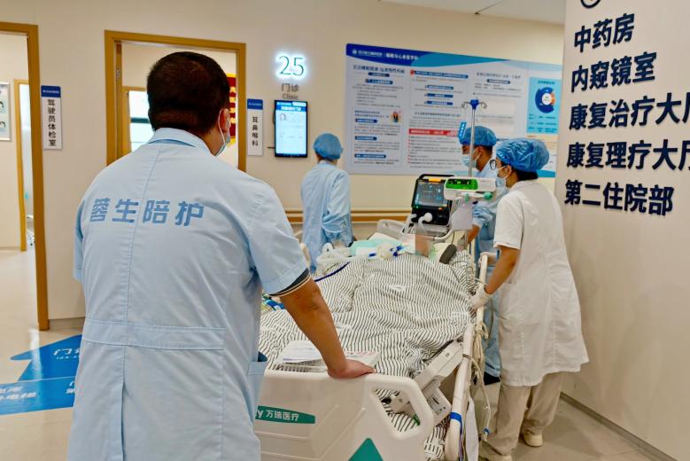 四川蓝生脑科医院陪护服务打破失能老人住院困局