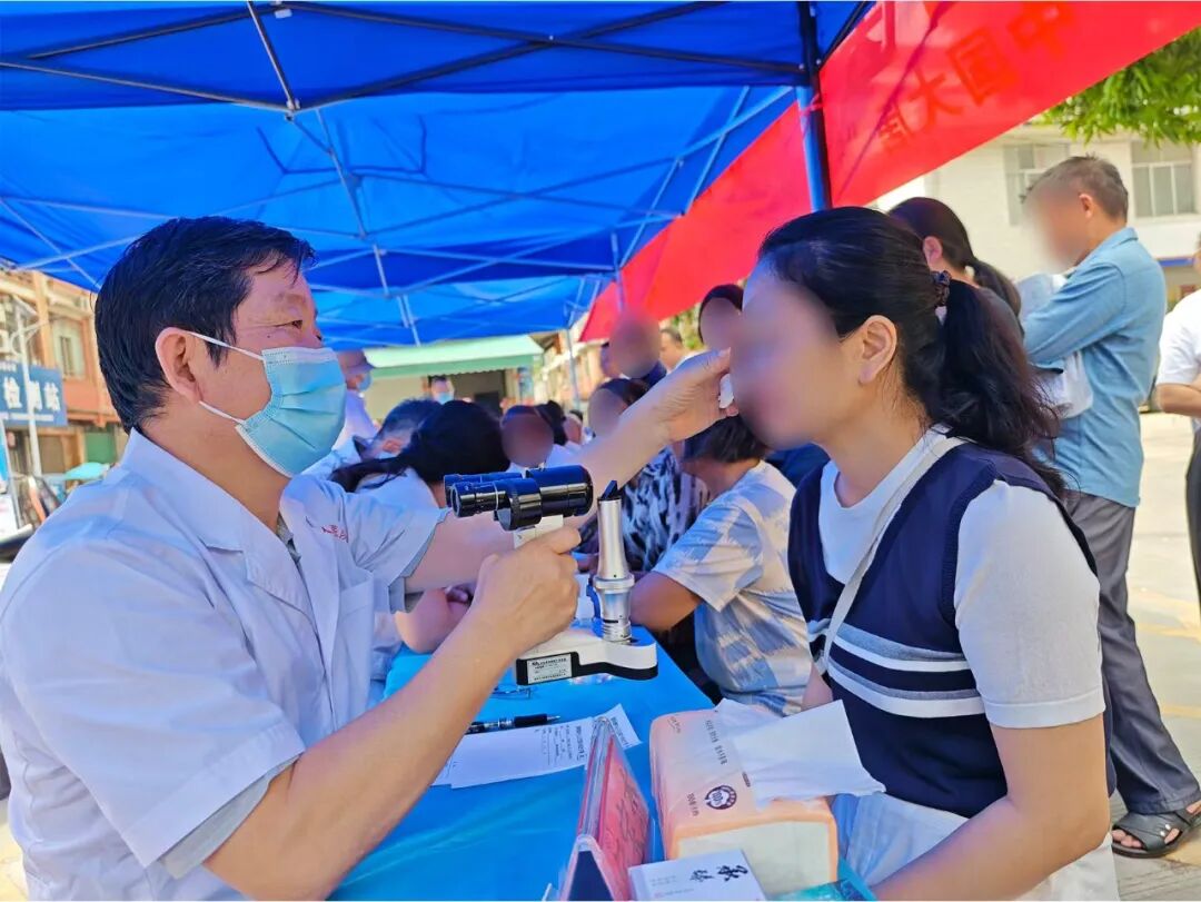 北京华厦民众眼科医院业务院长侯宝杰赴广西大化开展「筑梦工程」医疗帮扶