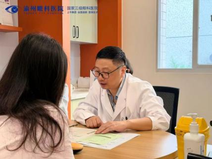 斜弱视专家孙强教授坐诊渝州眼科,为多名青少年施斜视矫正手术