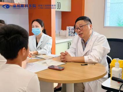 斜弱视专家孙强教授坐诊渝州眼科,为多名青少年施斜视矫正手术