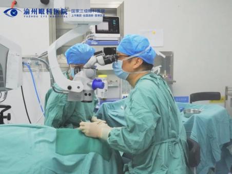 斜弱视专家孙强教授坐诊渝州眼科,为多名青少年施斜视矫正手术