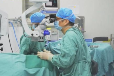 斜弱视专家孙强教授坐诊渝州眼科，为多名青少年施斜视矫正手术