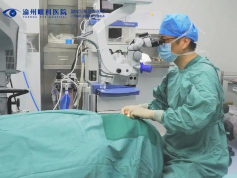 斜弱视专家孙强教授坐诊渝州眼科,为多名青少年施斜视矫正手术