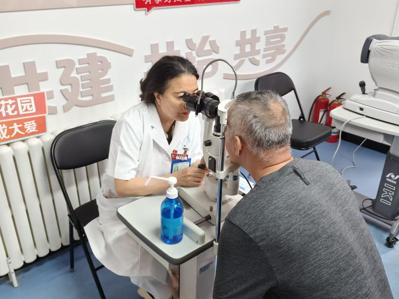 北京华厦民众眼科医院受邀走进富成花园社区开展眼健康公益活动