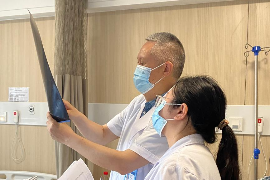 两次闯过生死关！24 岁女孩对抗罕见抗 NMDAR 脑炎，蓝生医护全力守护
