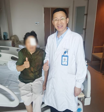 71 岁糖尿病老人五次眼内手术,合肥京东方医院谢维主任挑战「灾难眼底」帮助患者复明