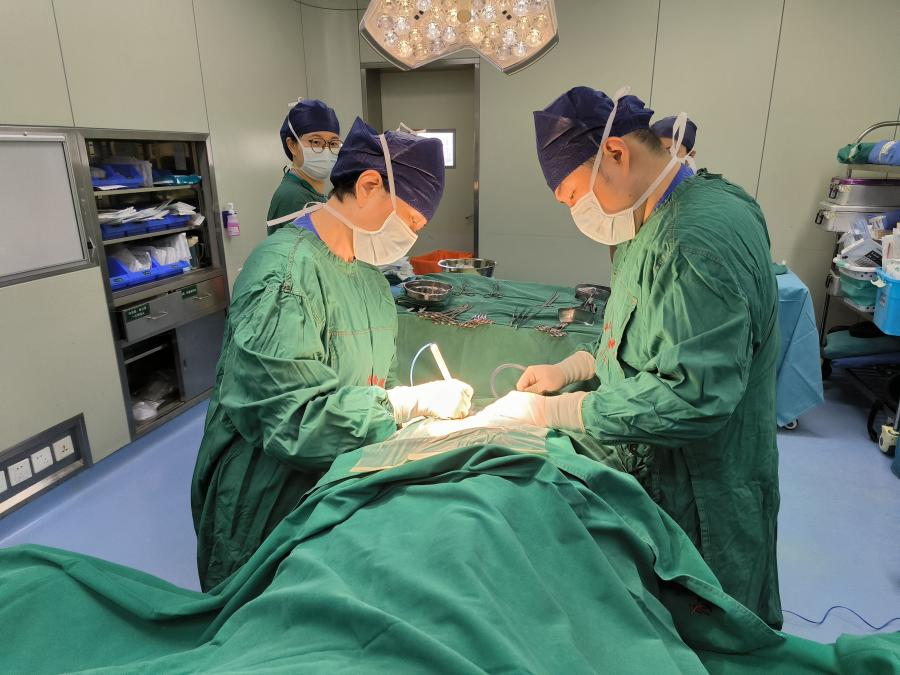 少女腹部 40 厘米巨大肿瘤「顶至胸腔」专家团队完成高难度切除