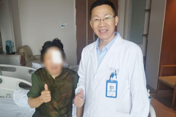 71 岁糖尿病老人五次眼内手术，合肥京东方医院谢维主任挑战「灾难眼底」帮助患者复明
