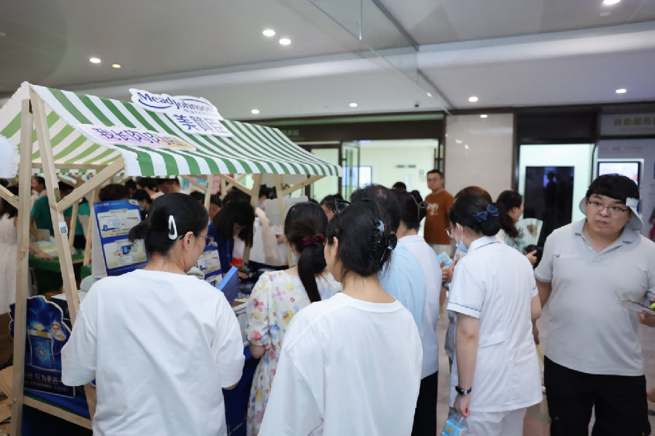 健康搭子碰头会,草莓医院 6 周年,现场直接玩疯了