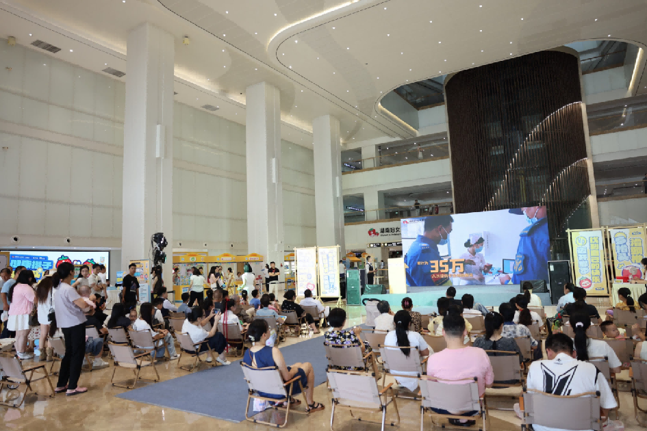 健康搭子碰头会,草莓医院 6 周年,现场直接玩疯了