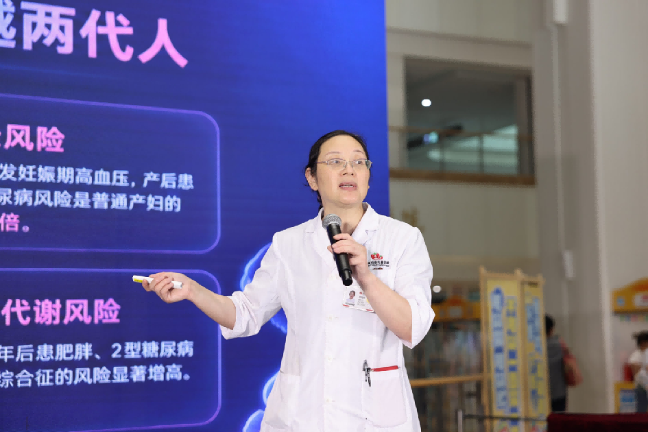 健康搭子碰头会,草莓医院 6 周年,现场直接玩疯了