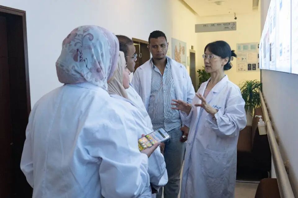 国家卫健委国际交流与合作中心组织哈萨克斯坦、南非等多国代表，参访中国无创医疗技术