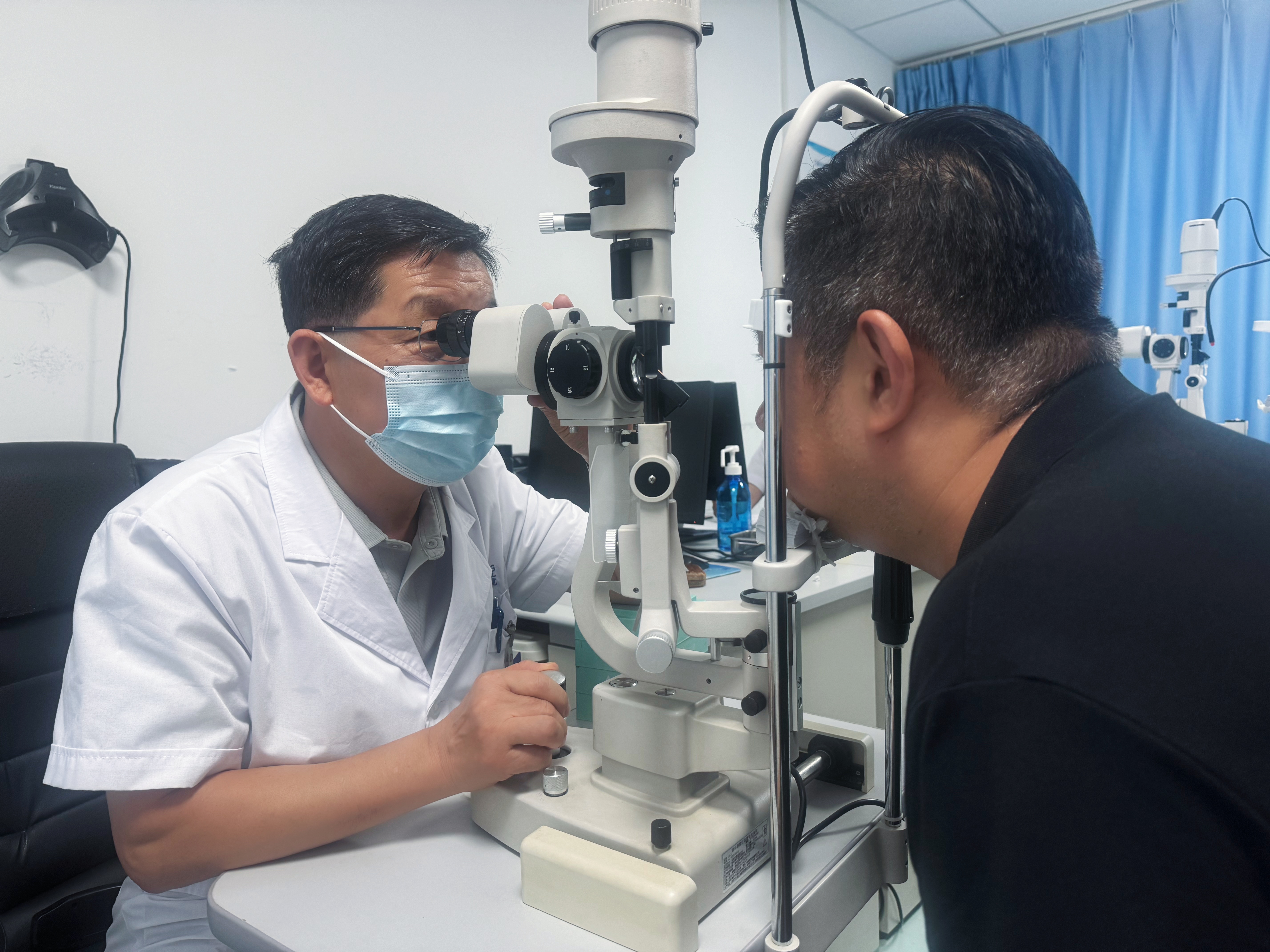 糖尿病 20 余年、视力仅存手动,北京华厦民众眼科医院精准施治守护「糖网」患者视界