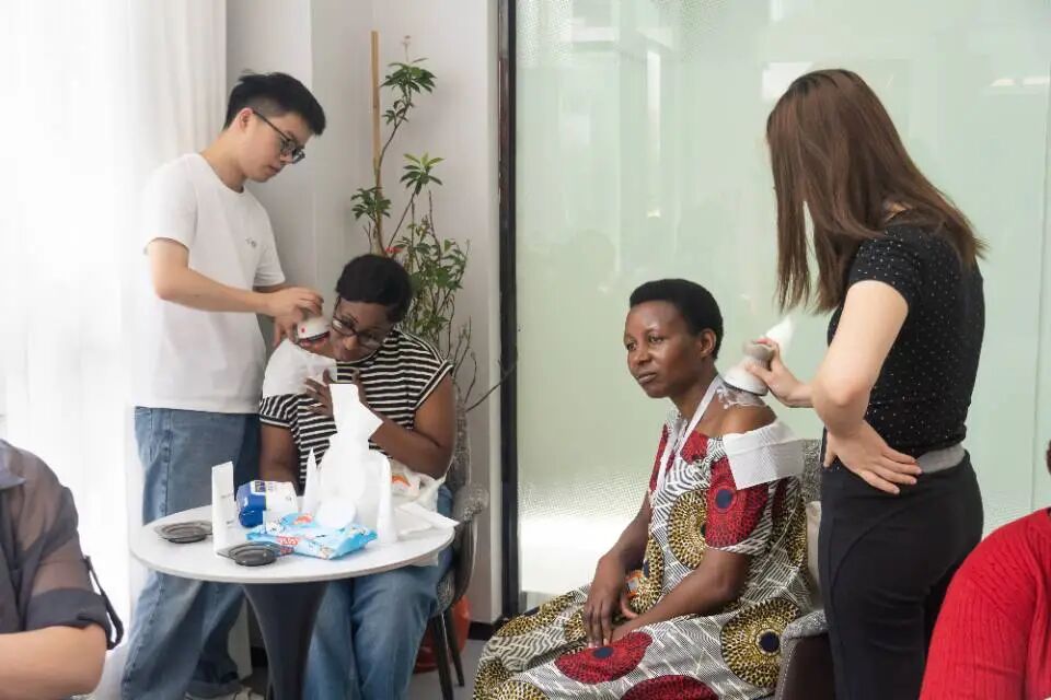 国家卫健委国际交流与合作中心组织哈萨克斯坦、南非等多国代表，参访中国无创医疗技术