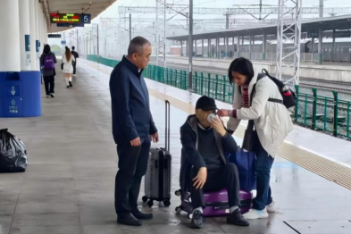 高铁施救显担当 千里送旗谢仁心—— 南大二附院副院长吴利东获高铁救治患者专程致谢