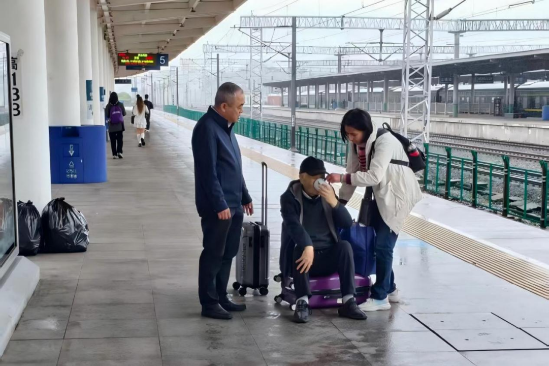 高铁施救显担当 千里送旗谢仁心—— 南大二附院副院长吴利东获高铁救治患者专程致谢