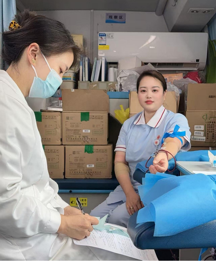 为爱挽袖献热血 薪火同心传大爱 —— 南大二附院职工踊跃参与无偿献血公益活动