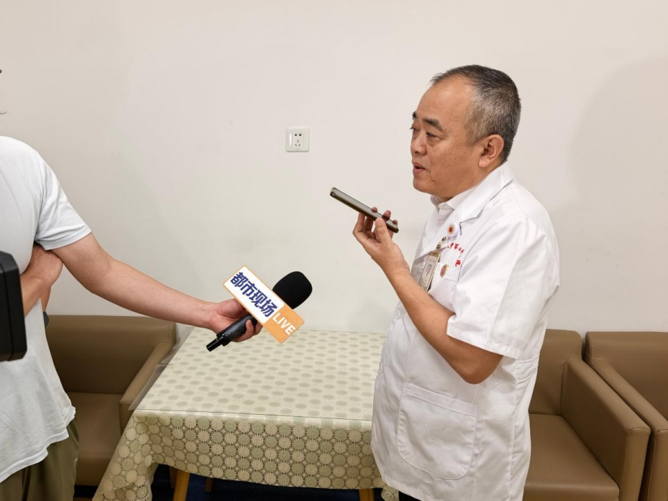 高铁施救显担当 千里送旗谢仁心—— 南大二附院副院长吴利东获高铁救治患者专程致谢