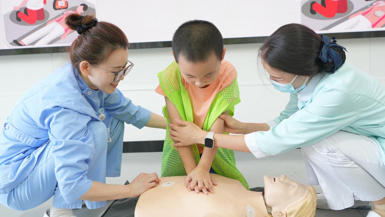 萌娃化身「救心侠」 急救科普走进城市角落——武汉亚洲心脏病医院十一年深耕全民急救公益