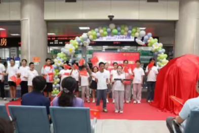 小朋友「义演+义卖」忙不停门诊大厅变身「爱心集市」