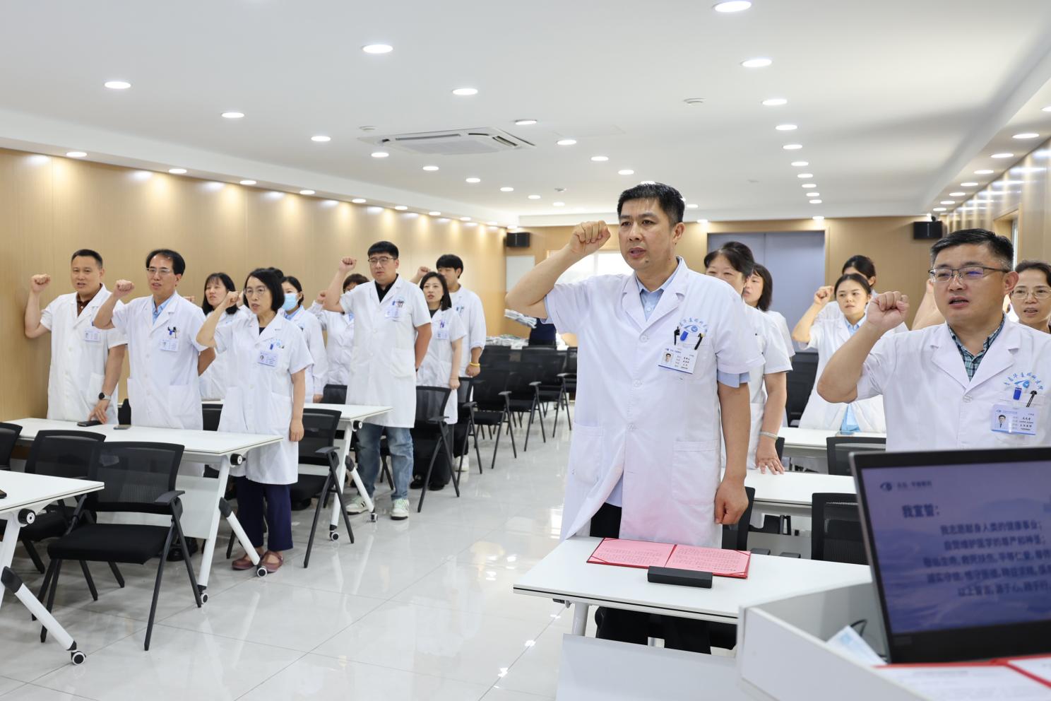 铸魂强基守初心,德高技精担使命:青岛华厦眼科医院举办第九个中国医师节庆祝活动