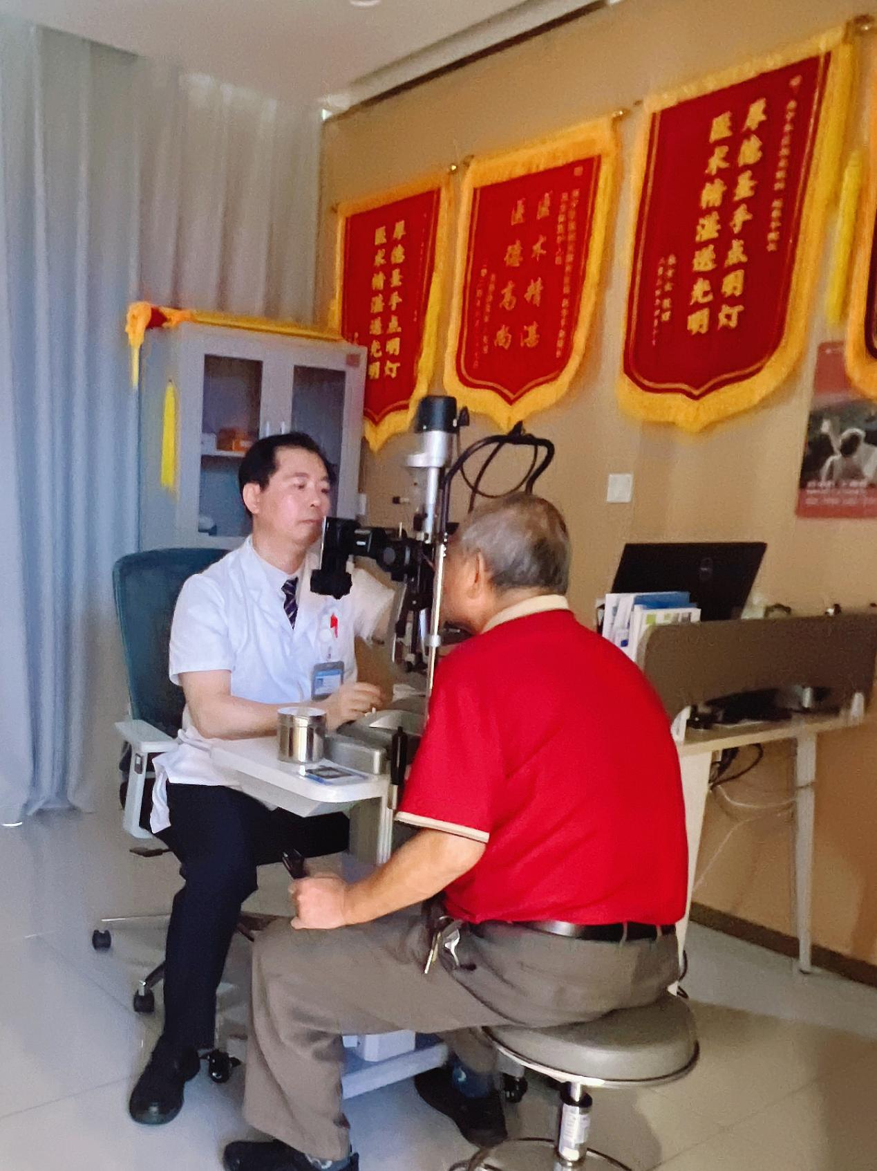 三十年单眼视物，白内障手术助力老人重见清晰世界