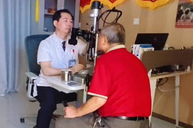 三十年单眼视物，白内障手术助力老人重见清晰世界