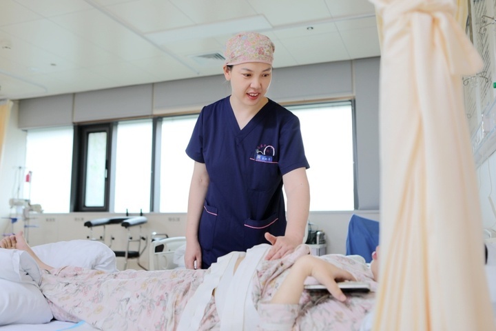 守望生命花开：助产士童德清的「手」护与仁心